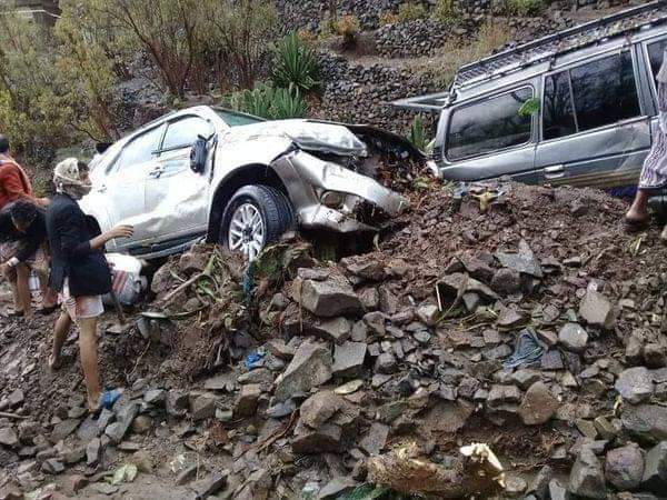 شاهد بالصور  .. السيول تجرف عشرات السيارات والأشخاص في مديرية المسراخ بتعز