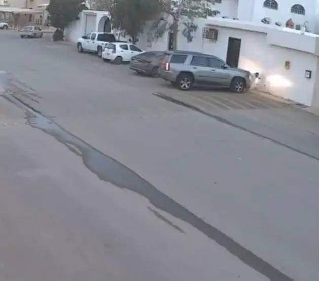 لقطات مرعبة..سيارة تدهس رجلاً «مرتين» في السعودية
