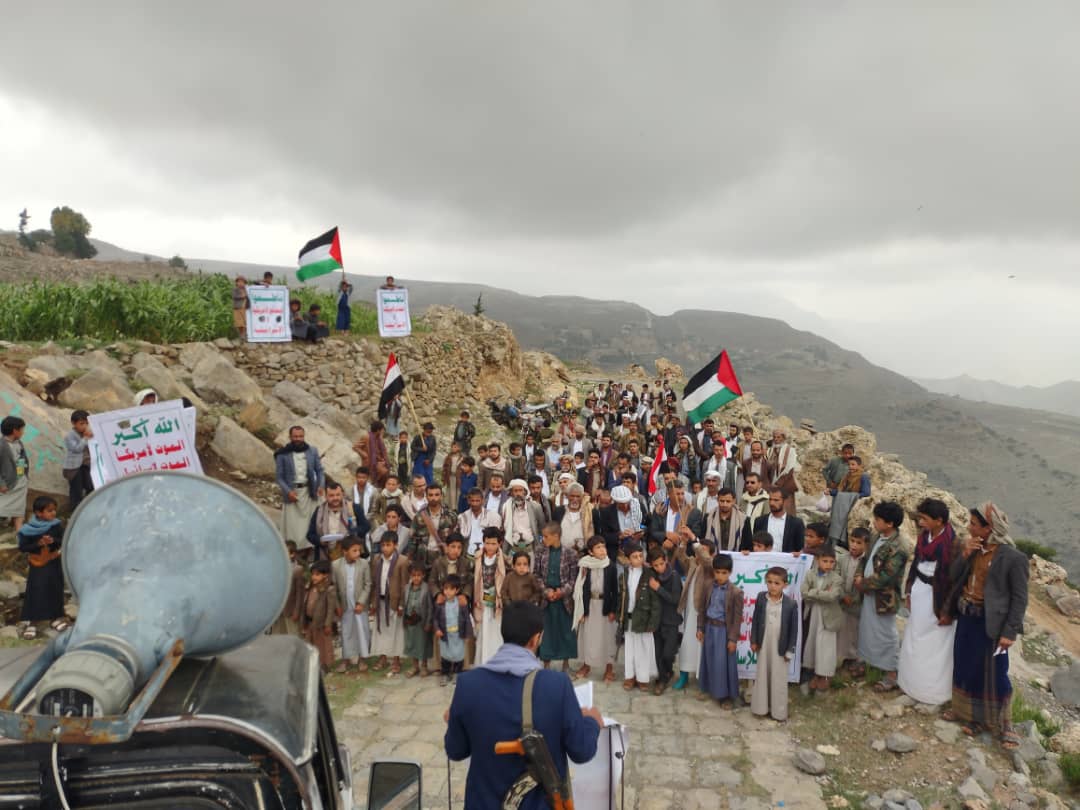 أبناء قبائل الأشمور يخرجون في مسيرة حاشدة دعماً لغزة وفلسطين ورفضاً لصفقات الخيانة