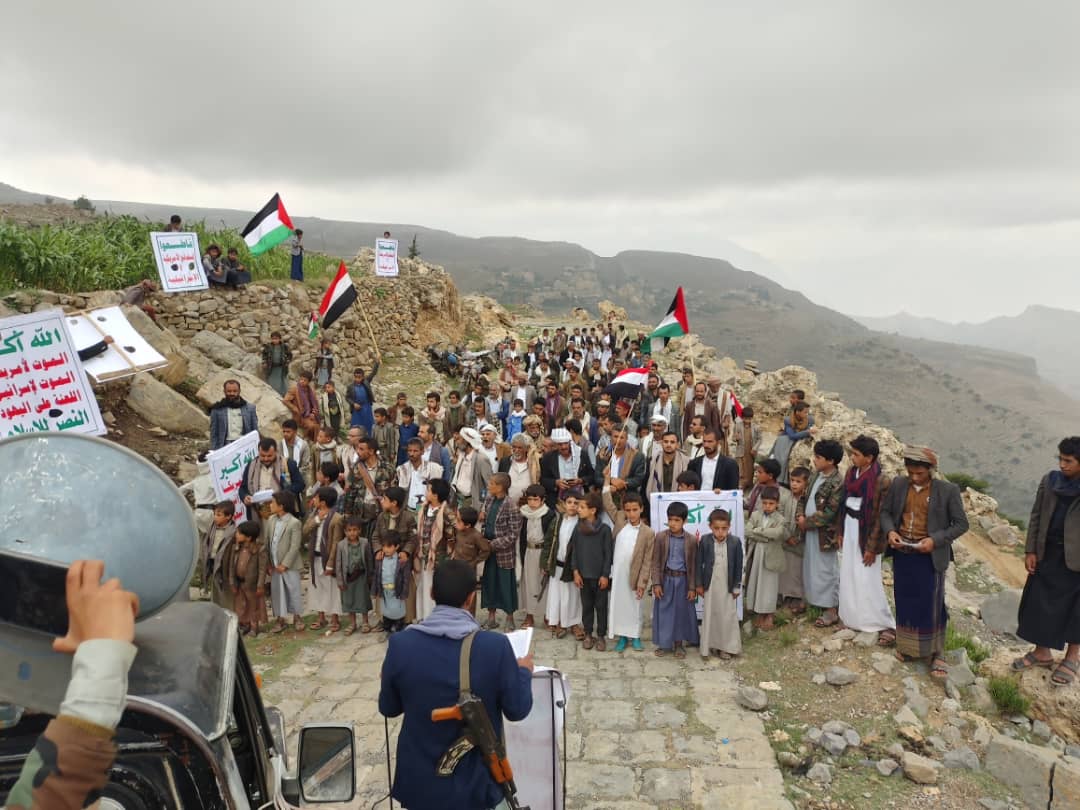 أبناء قبائل الأشمور يخرجون في مسيرة حاشدة دعماً لغزة وفلسطين ورفضاً لصفقات الخيانة