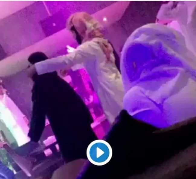 شاهد بالفيديو : رقص مختلط وفيلات حارة وأحضان  وتناول الكحول ووفق الضوابط الشرعية بالسعودية