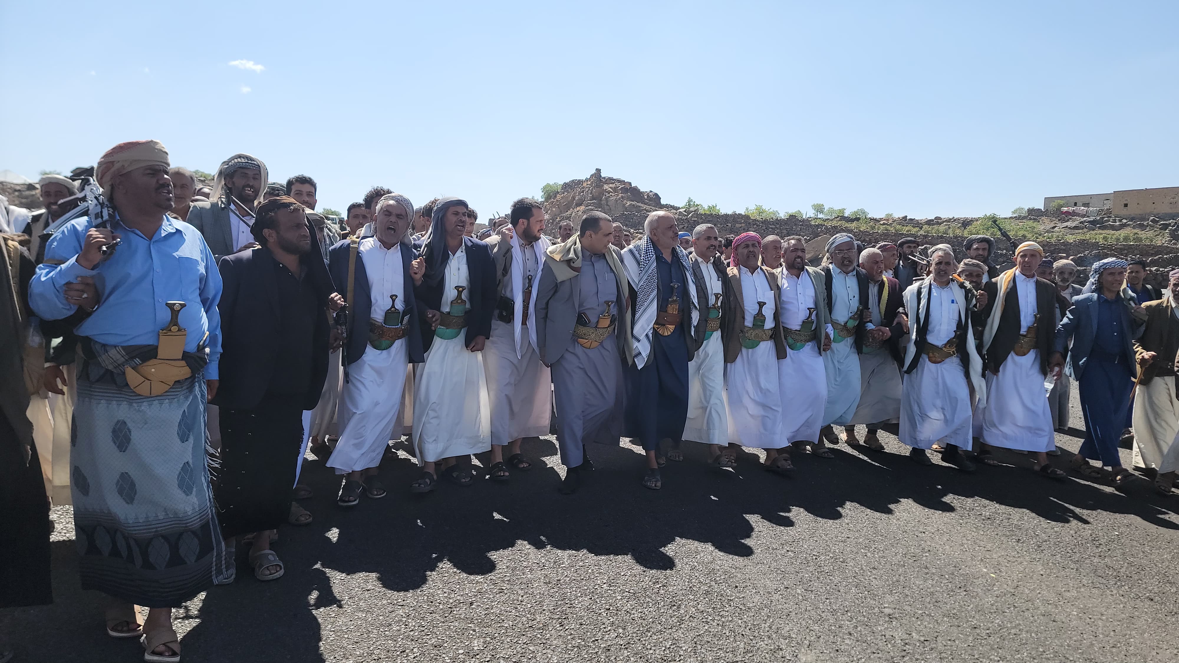 قبائل عيال سريح تدشن توقيع وثيقة الشرف القبلية وتعلن النفير العام لمواجهة العدوان الأمريكي على اليمن.