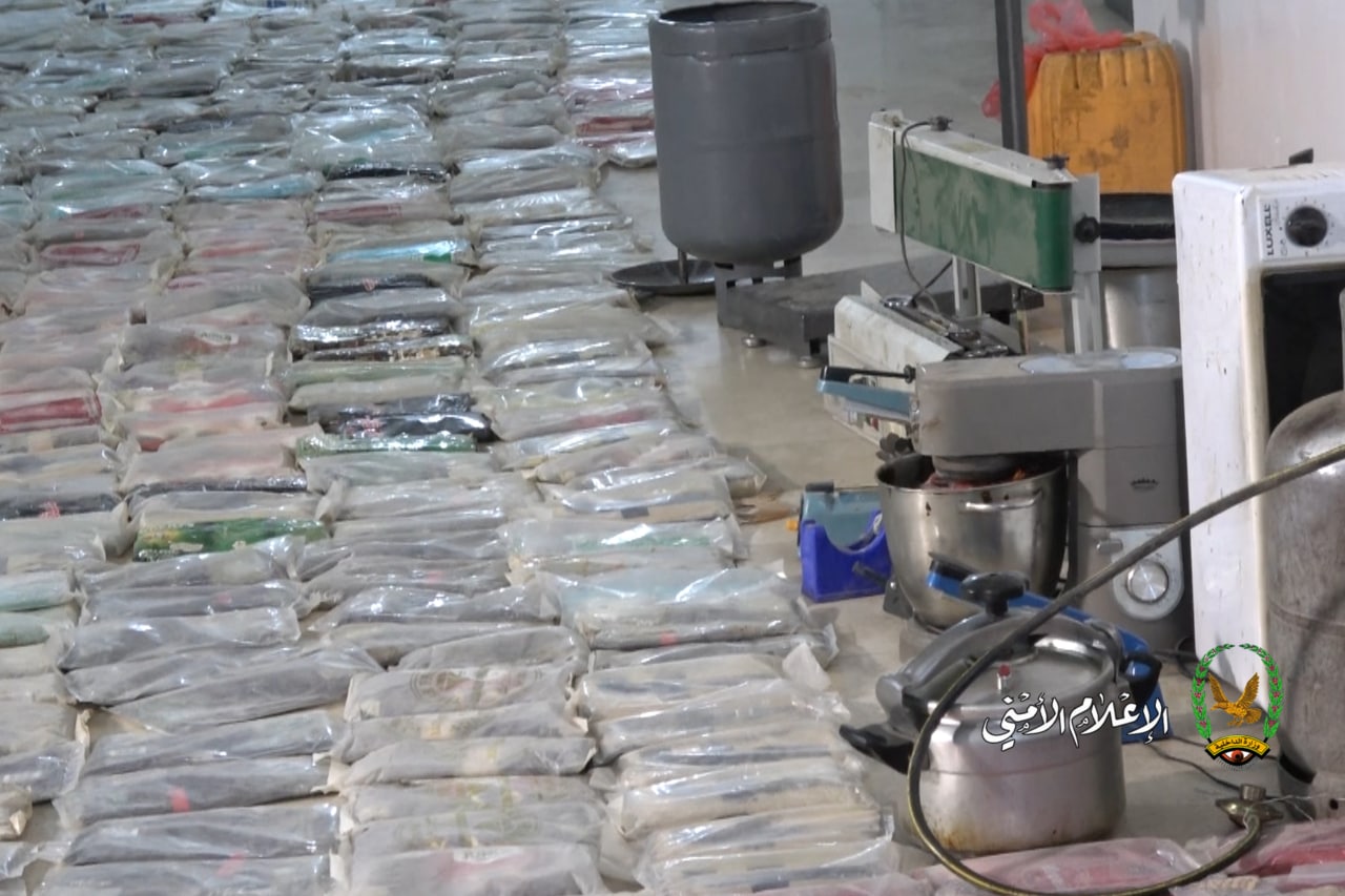 ضبط كميات كبيرة ليست بالكيلو بل بالطن من المخدرات من الهيروين واقراص الكبتاجون والحشيش والشبو وغيرها في أحد المنازل بالعاصمة صنعاء وضبط اصحابها (صور)