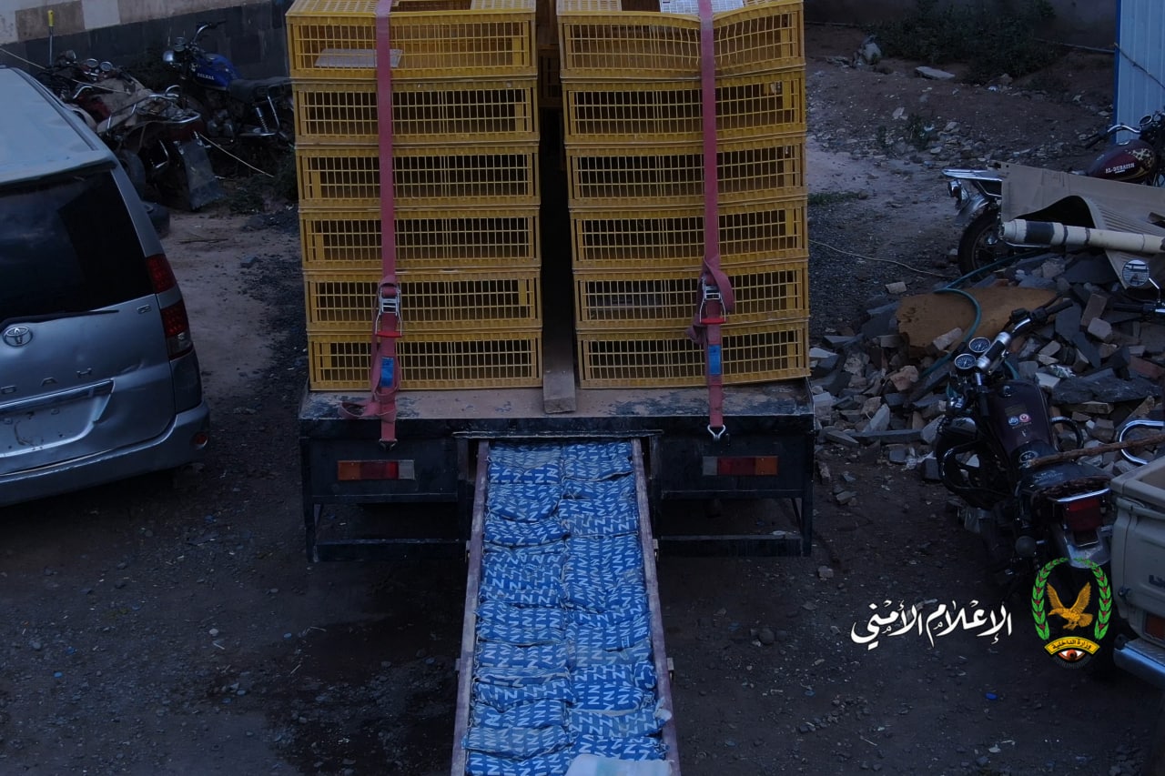 ضبط كميات كبيرة ليست بالكيلو بل بالطن من المخدرات من الهيروين واقراص الكبتاجون والحشيش والشبو وغيرها في أحد المنازل بالعاصمة صنعاء وضبط اصحابها (صور)