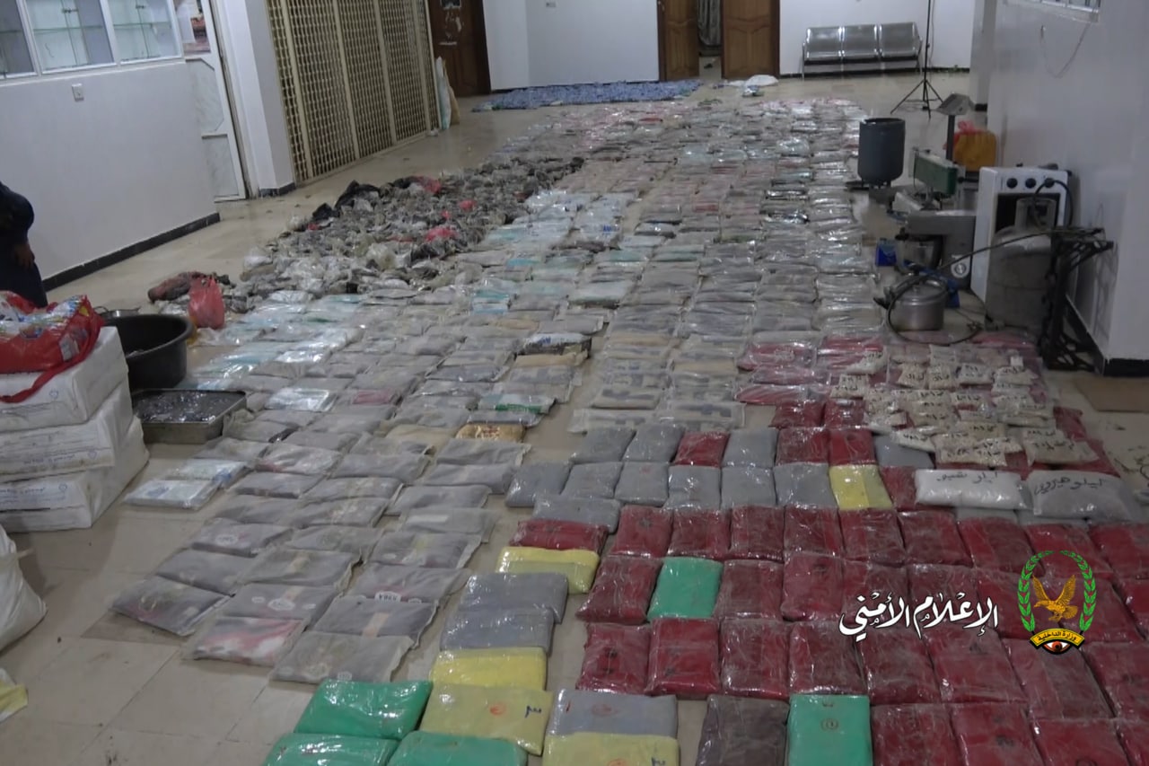 شاهد بالصور..ضبط كمية كبيرة ومهوله من مختلف انواع المخدرات بأحد المنازل بالعاصمة صنعاء