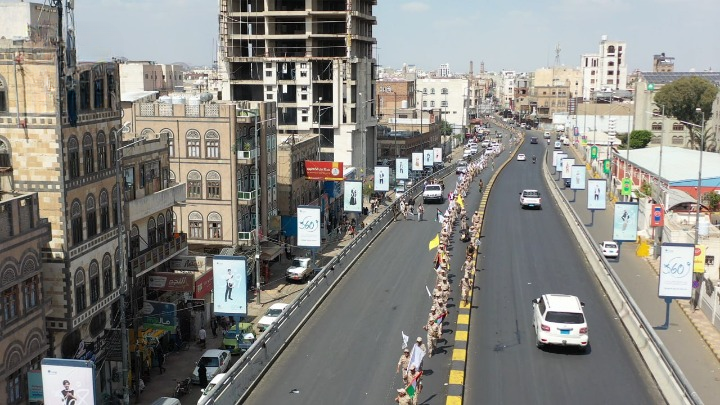 شاهد قوات عسكرية كبيرة تنتشر وتجوب الشوارع في العاصمة صنعاء ولهذا السبب الهام