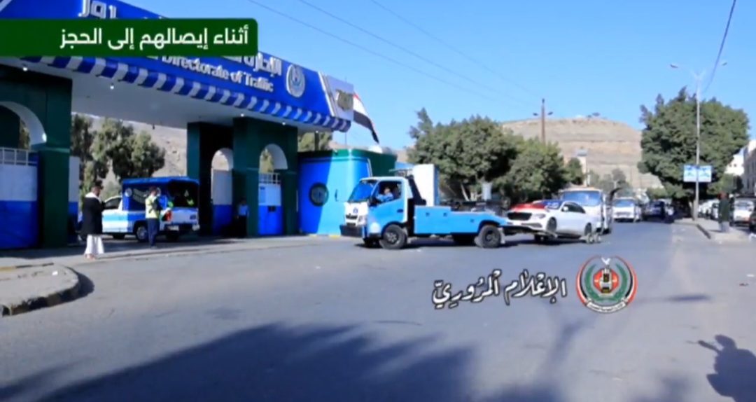 شرطة المرور بصنعاء تضبط مجموعة من السيارات المخالفة التي تسببت في عرقلة إسعاف مواطن وقطع طريق عام .. صور