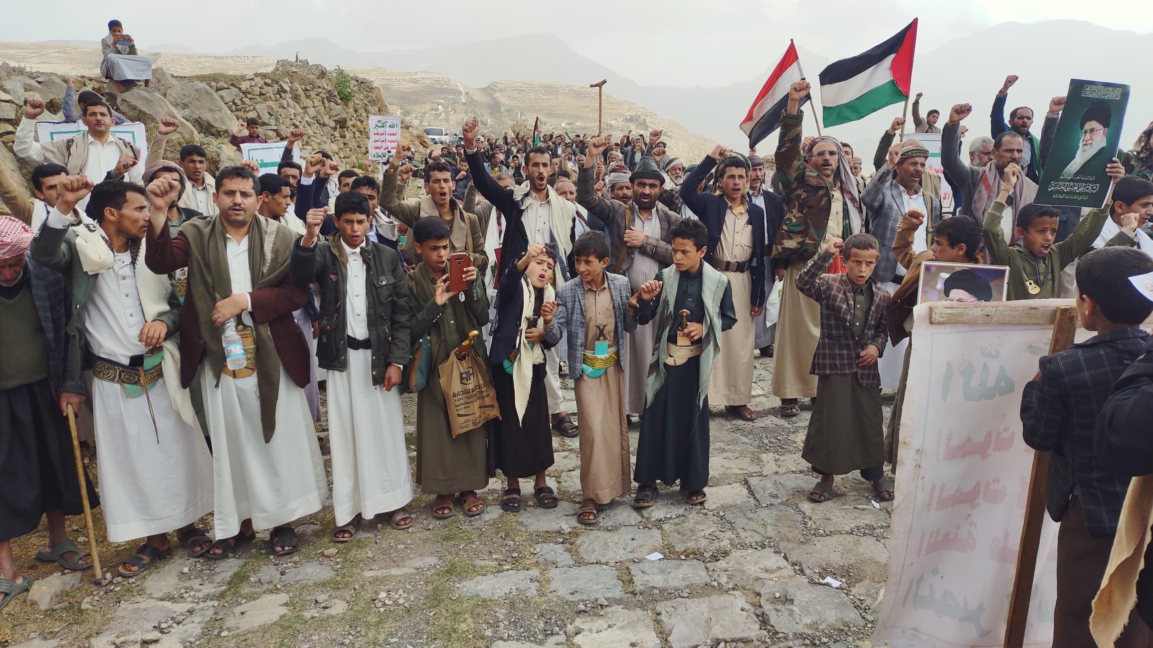 مسيرة حاشدة لأبناء الأشمور بعمران تؤكد وحدة محور المقاومة والاستعداد الشامل لمواجهة التصعيد الأمريكي الإسرائيلي