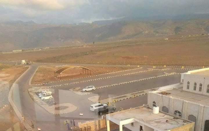 الإمارات تقوم بإنزال قوات ضخمة من الجنود والعدة والعتاد الحربي بمطار سقطرى 
