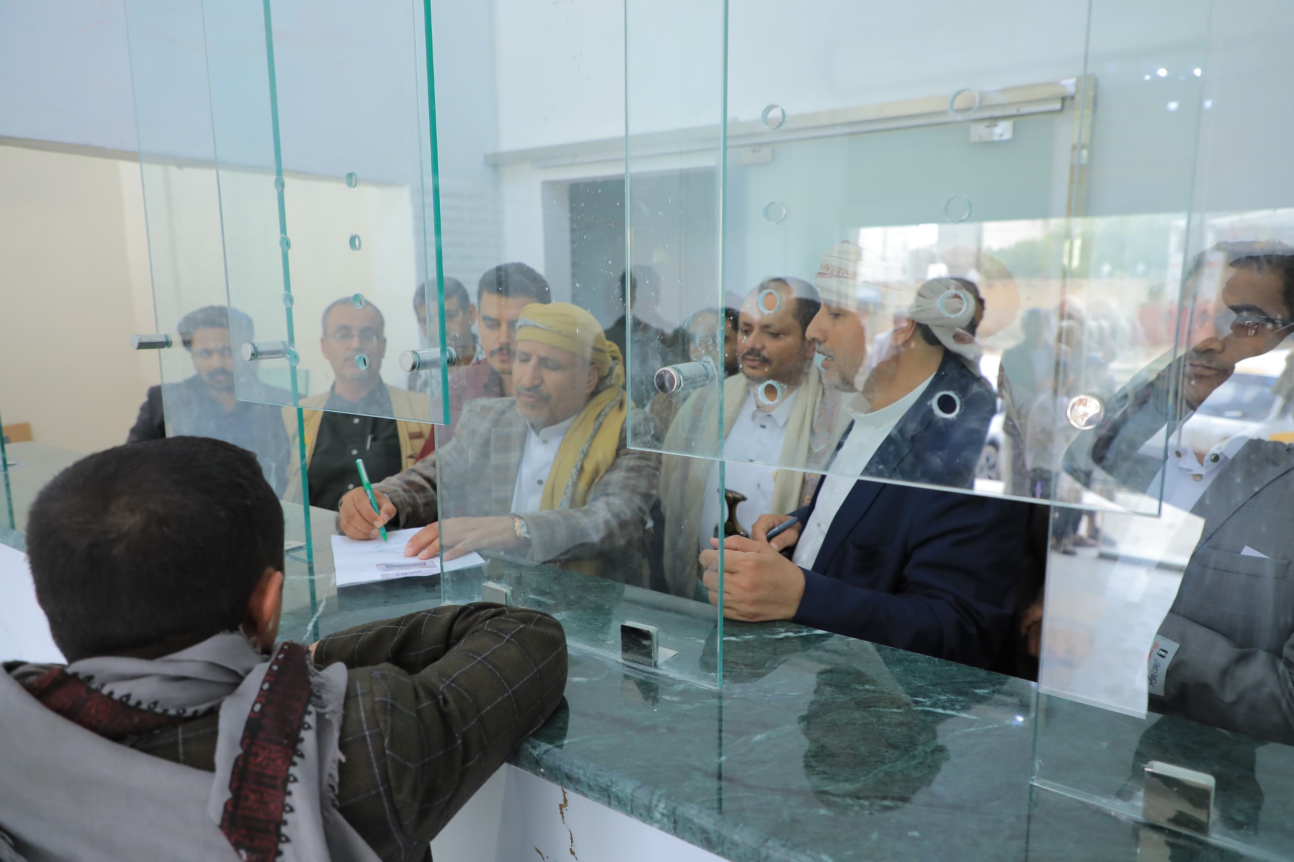 تعزيزاً للعمل الخيري.. العلفي يفتتح مركز خدمة الجمهور لهيئة الزكاة بمديرية بني الحارث في صنعاء