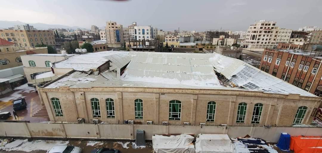 صور  ..  اثناء المطر الغزير المصحوب بالثلوج جنوب العاصمه صنعاء .. انهيار سقف صالة كبيره ودفعه من الطلاب الخريجين بداخلها..