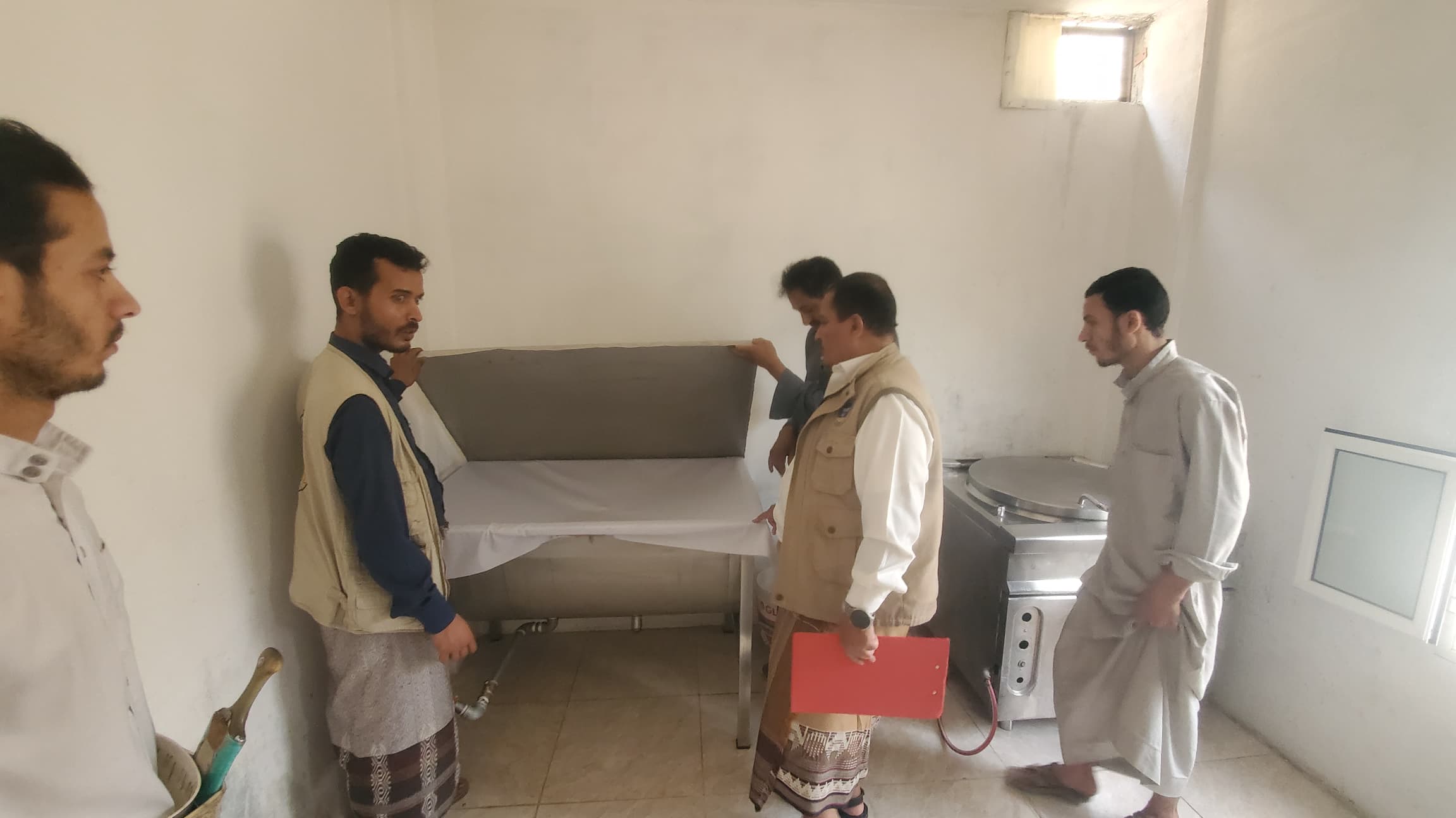 المواصفات والمقاييس تنفذ حملة تفتيشية مفاجئة على المنشآت الغذائية وغير الغذائية بمحافظة حجة