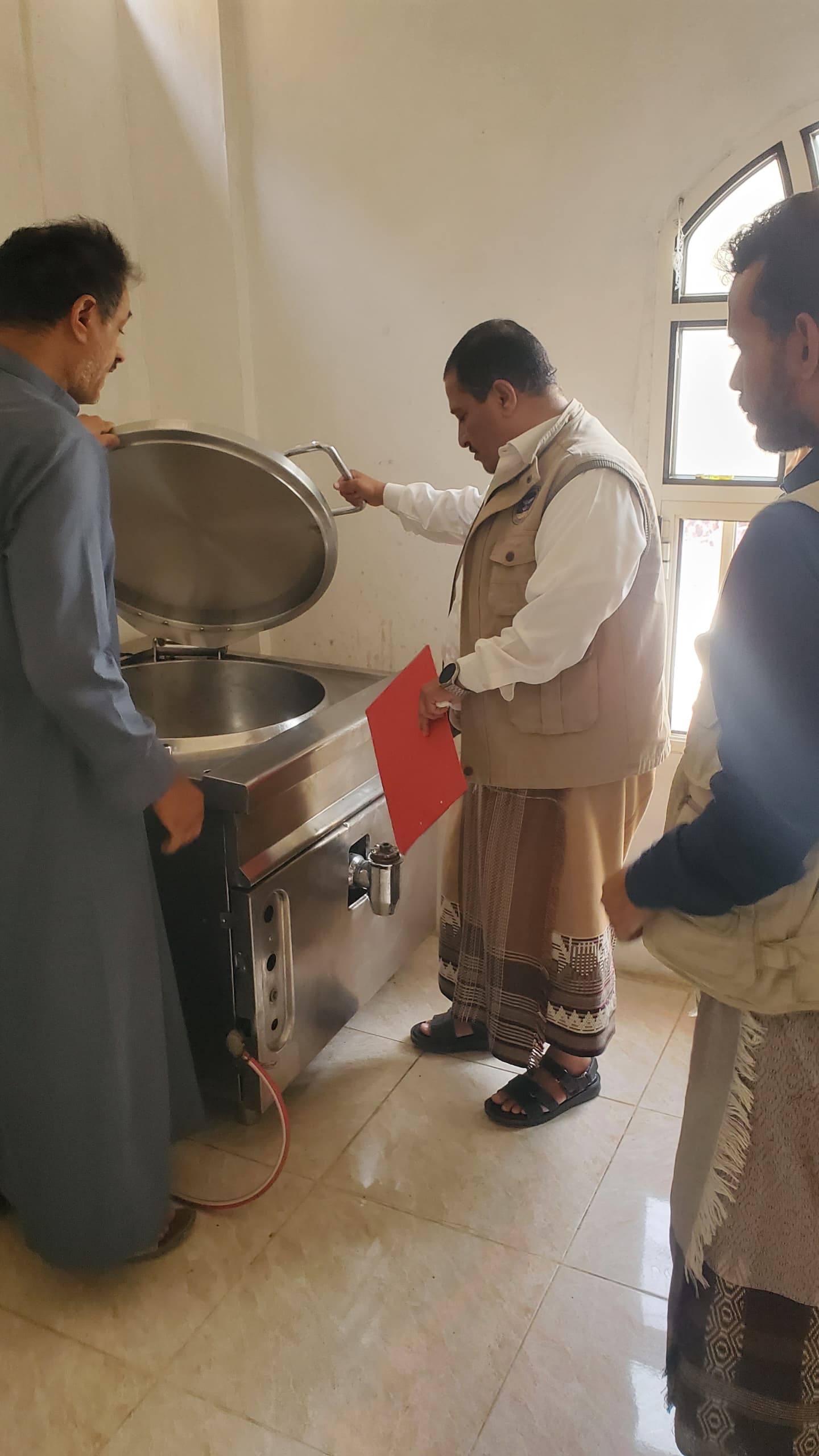 المواصفات والمقاييس تنفذ حملة تفتيشية مفاجئة على المنشآت الغذائية وغير الغذائية بمحافظة حجة