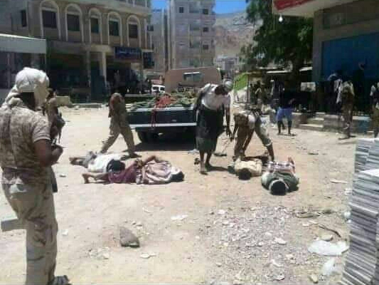 شاهد بالصور المرعبه ما يحدث الآن بحق أبناء المحافظات الشمالية من بلاطجة الحزام الإماراتي وسط مدينة عدن
