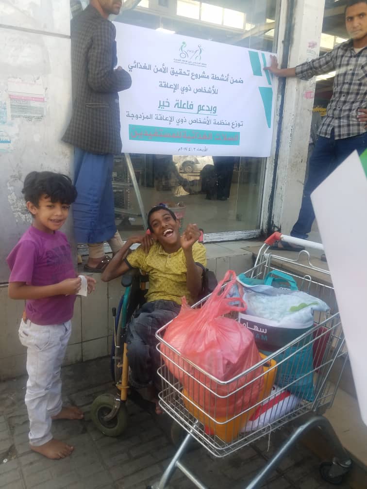 منظمة الأشخاص ذوي الإعاقة المزدوجة ( pwd ) توزع مساعدات غذائية لعدد من المعاقين