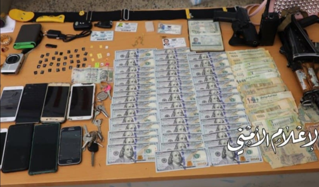 الأجهزة الأمنية بصنعاء تضبط أخطر إمرأة تقوم بسرقة حقائب النساء وبحوزتها مجوهرات ومبالغ بالدولار وأسلحة وهواتف شاهد الصورة