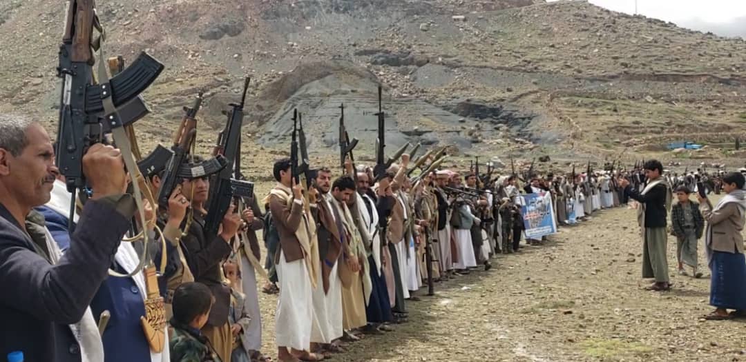 عمران : قبائل مديرية مسور ينظمون وقفة قبلية مسلحة بعنوان ( البراءة من الخونة والعملاء لامريكا وإسرائيل)