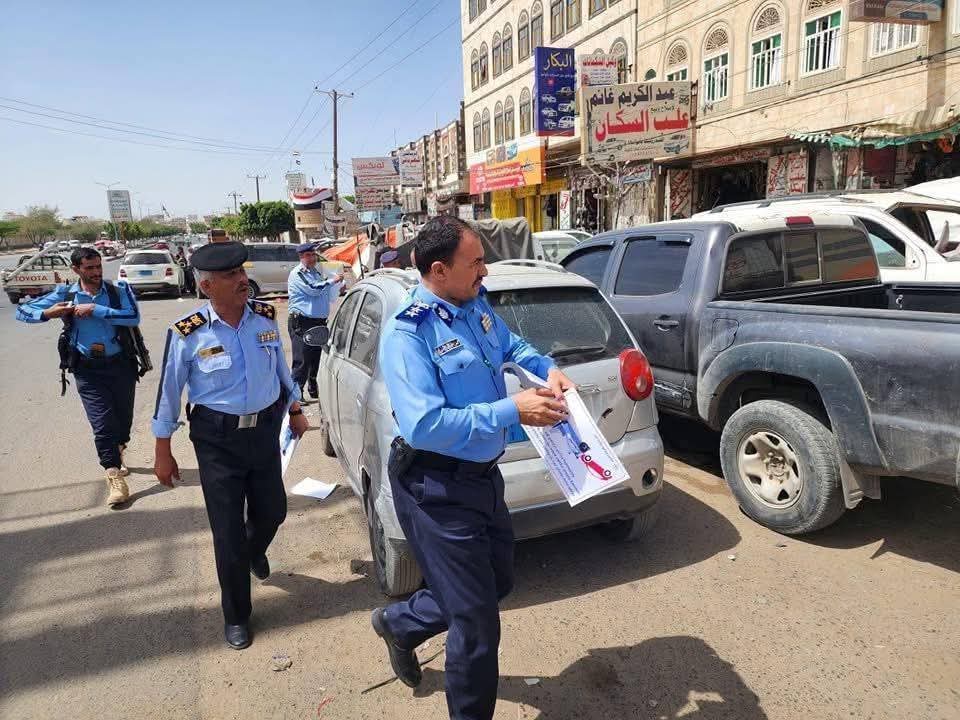 شرطة المرور تضع ملصقات تحذيرية على المركبات بكل انواعها في شوراع أمانة العاصمة صنعاء .. صور