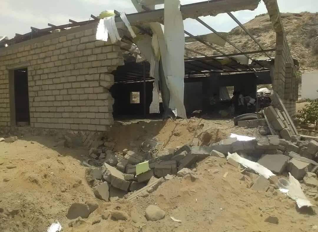 مصدر عسكري يكشف بالدليل الجهة التي استهدفت معسكرا لقوات هادي في أبين وناشطون يتداولون صور تكشف حجم الاضرار والخسائر التي تسبب بها الهجوم  ( صور )