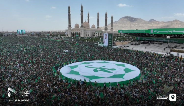 ظهور مفاجئ للسيد عبدالملك الحوثي في ميدان السبعين بصنعاء وسط الحشود المليونية للمولد النبوي الشريف .. صور