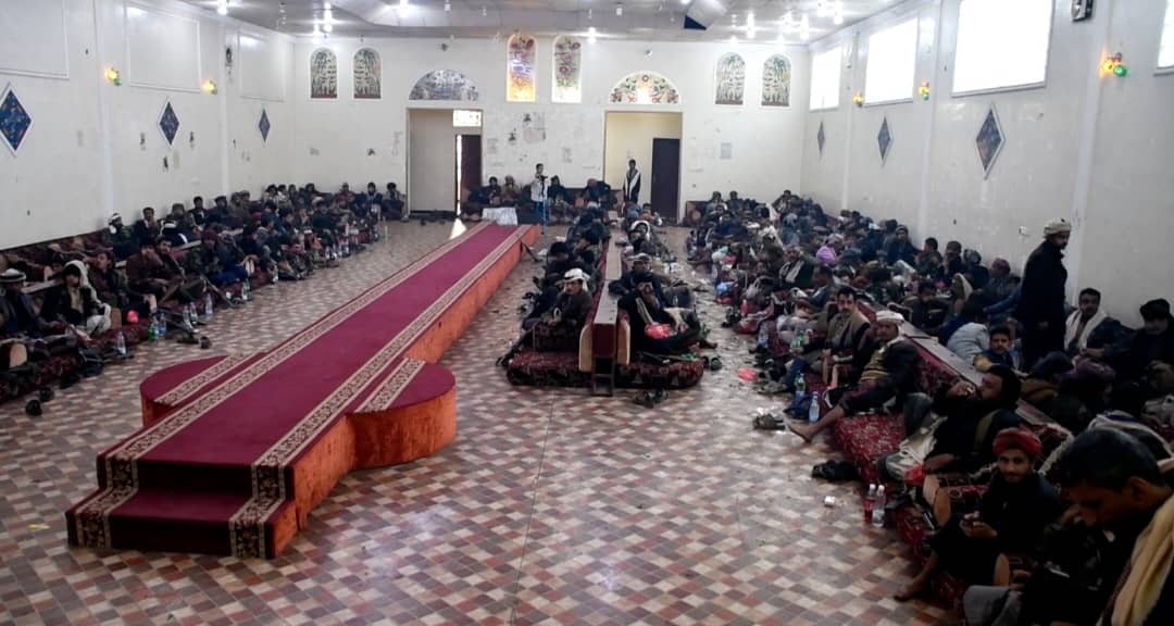 في لقاء موسع بحضور اللواء عوض العولقي مشائخ وأعيان وفد شبوة وقبيلة الطواسل يعبرون عن الشكرلسماحة السيد القائد وكافة مشايخ وأعيان ال صلاح و قبائل إب على موقفهم المشرف والعفو في قضية يريم