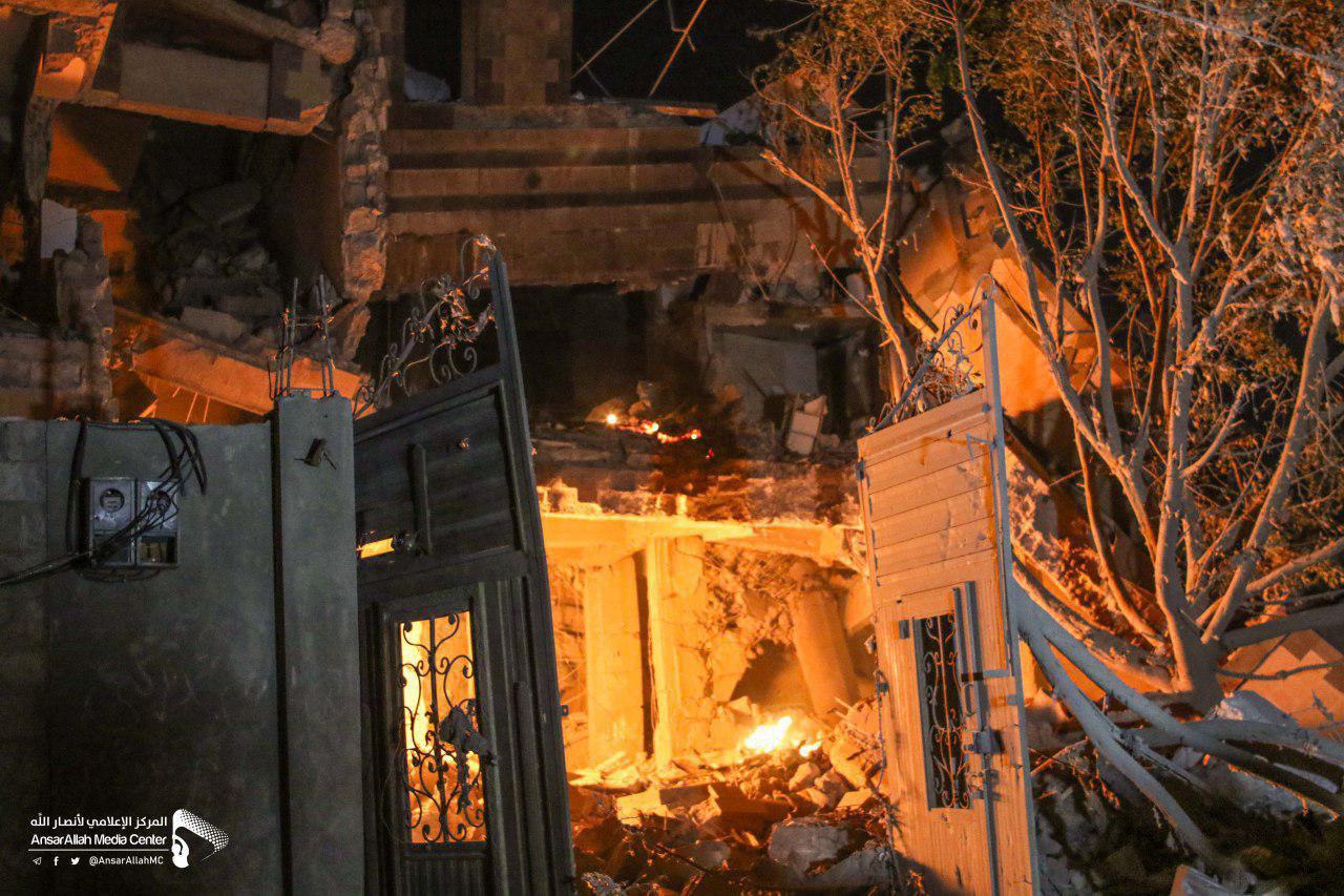 شاهد بالصور كيف أصبح المنزل الذي إستهدفه طيران العدوان بغارتين مساء الليلة بحي الجراف بالعاصمة صنعاء