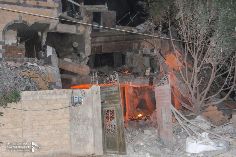 شاهد بالصور كيف أصبح المنزل الذي إستهدفه طيران العدوان بغارتين مساء الليلة بحي الجراف بالعاصمة صنعاء