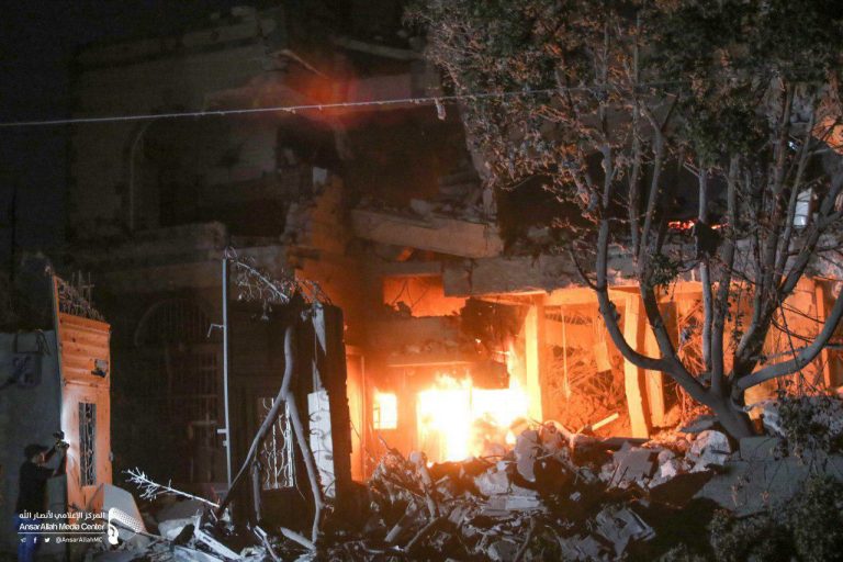 شاهد بالصور كيف أصبح المنزل الذي إستهدفه طيران العدوان بغارتين مساء الليلة بحي الجراف بالعاصمة صنعاء