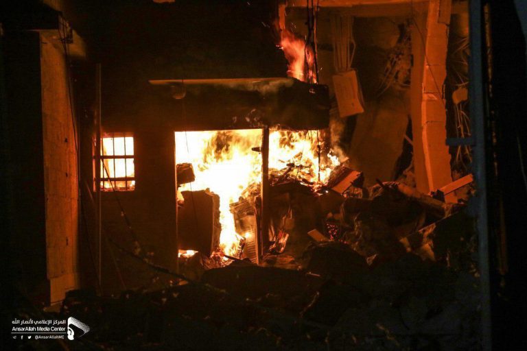 شاهد بالصور كيف أصبح المنزل الذي إستهدفه طيران العدوان بغارتين مساء الليلة بحي الجراف بالعاصمة صنعاء