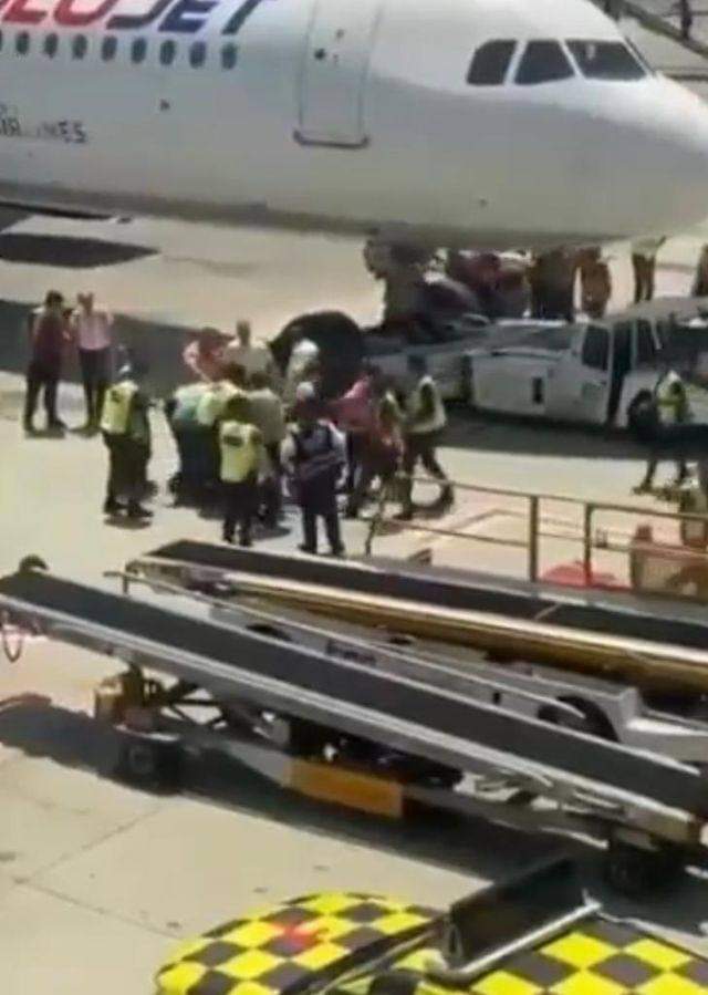 في مشهد صادم.. مسافران يتعلقان بالطائرة بعد تأخرهما عن موعد الرحلة  .. صور