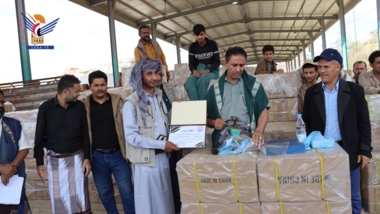 مركز عفار الجمركي التابع لحكومة صنعاء يكرم إثنين من موظفيه بعد إحباطهم لشاحنه فارغة كانت تخفي هذا المواد الخطيرة بداخل خزان مخفي