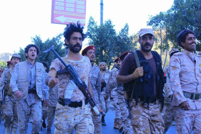 شاهد بالصور .. قوات عسكرية تجوب شوارع وأحياء العاصمة صنعاء خلال الساعات القليلة الماضية ومشائخ وعقال ووجهاء يتقدمون الصفوف وهتافات وشعارات تضج بتلك الاحياء وهذا ماحدث