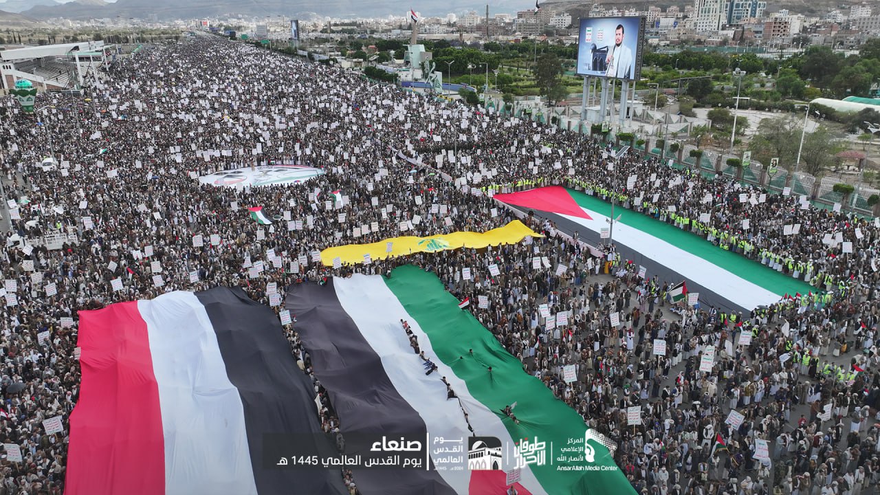 شاهد الطيران يحلق في أجواء العاصمة صنعاء للقيام بهذه المهمة