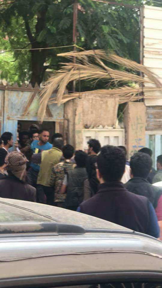 شاهد بالصور.. لحظات القبض على اللص المتخصص بسرقة حقائب السيدات بصنعاء