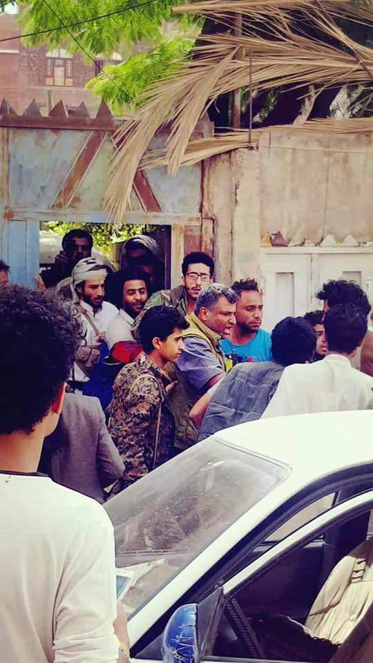 شاهد بالصور.. لحظات القبض على اللص المتخصص بسرقة حقائب السيدات بصنعاء