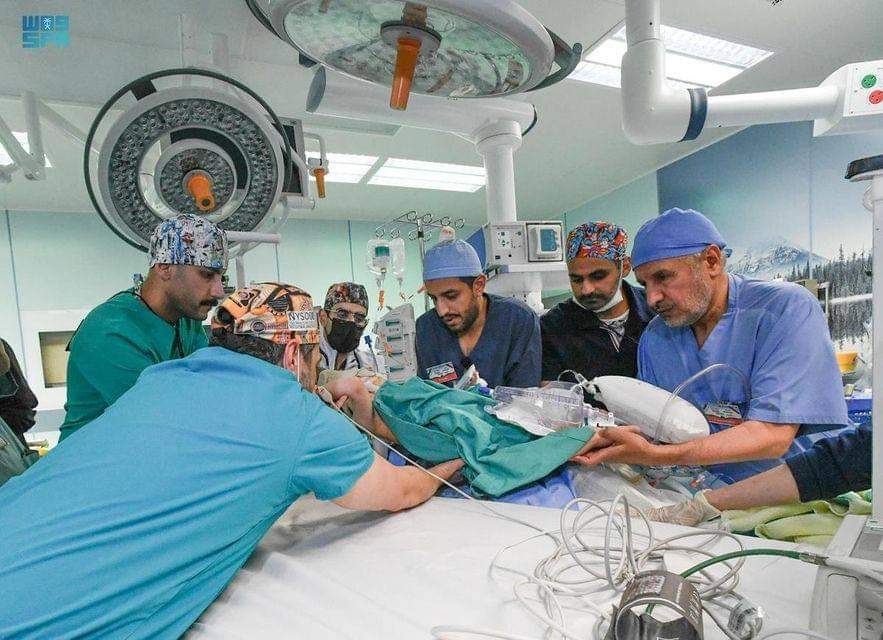 بعد عملية جراحية دقيقة استغرقت 7 ساعات ونصف.. نجاح فصل التوأم السيامي السوري 