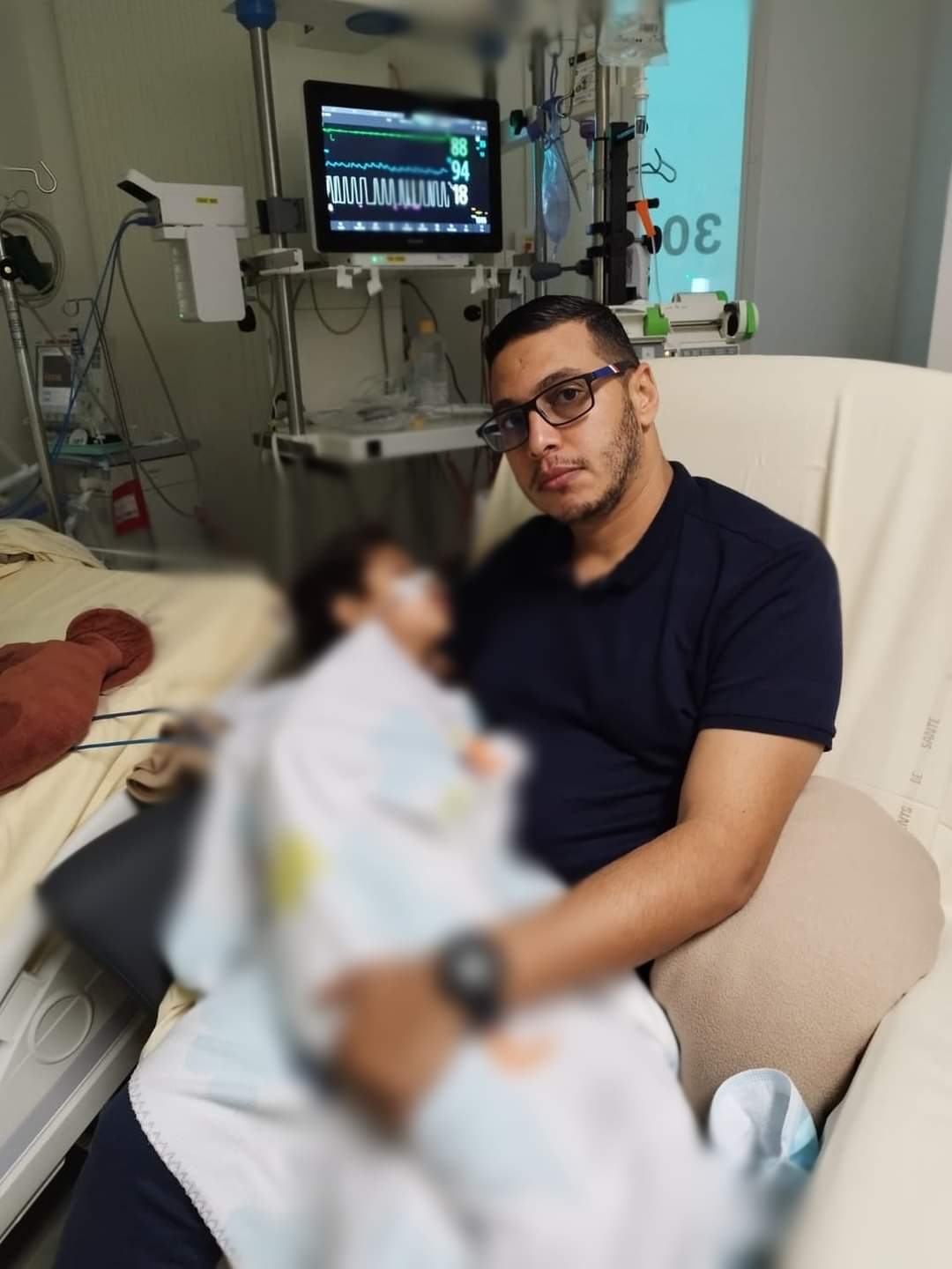 صورة لأب أردني وطفله تبكي الآلاف.. احتضنه يوم ولادته وقبل وفاته