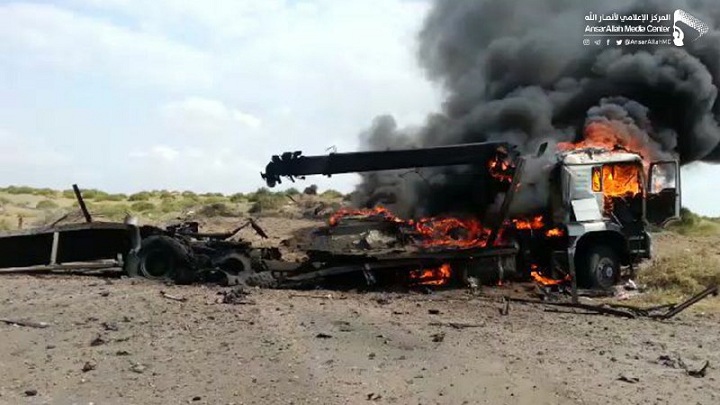 بالصور : طيران العدوان يدمر شاحنة بميناء رأس عيسى بالحديدة