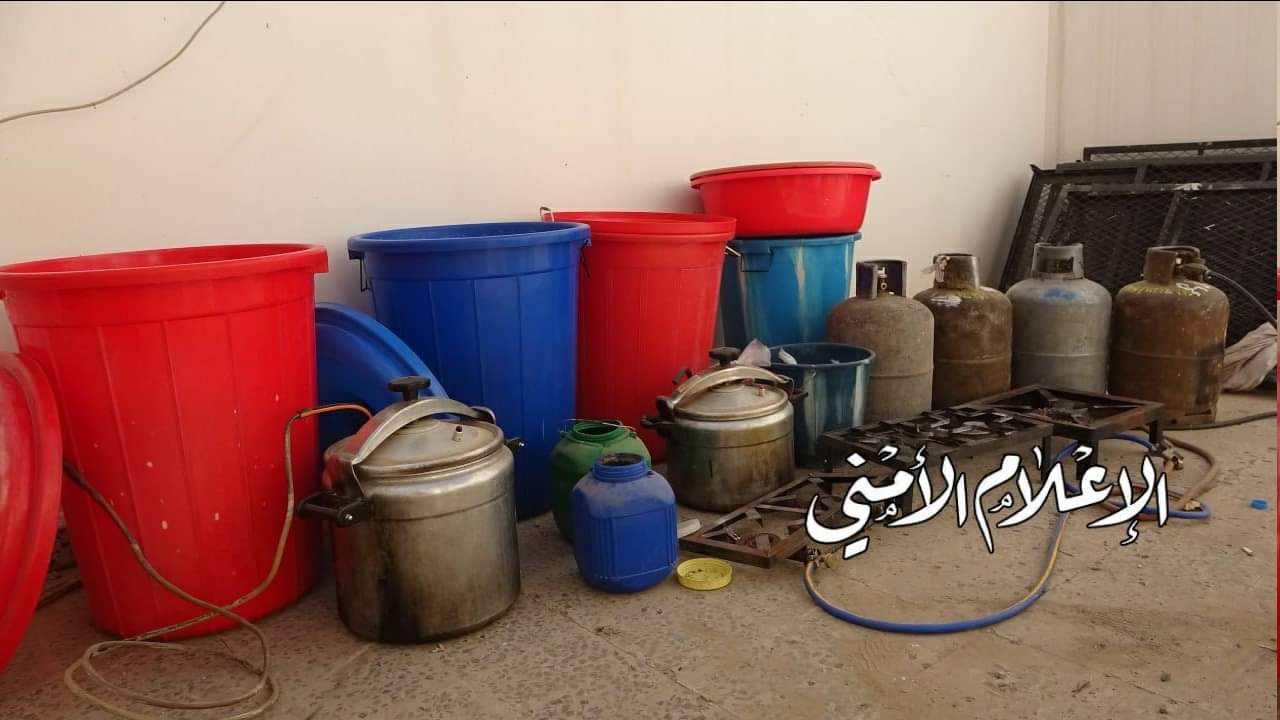 شرطة مديرية السبعين حدة في العاصمة تضبط 3 معامل لتصنيع الخمور ..(صور المعمل والاشخاص )