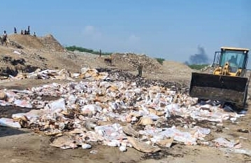 بالصور...المواصفات والمقاييس تقوم بإتلاف كمية كبيرة من الدجاج المجمد بدون أحشاء ولهذا السبب