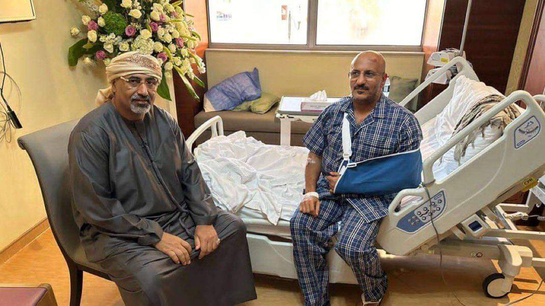 طارق عفاش يظهر مع محمد بن زايد بعد الحادث المروري في مستشفى بالإمارات .. صور