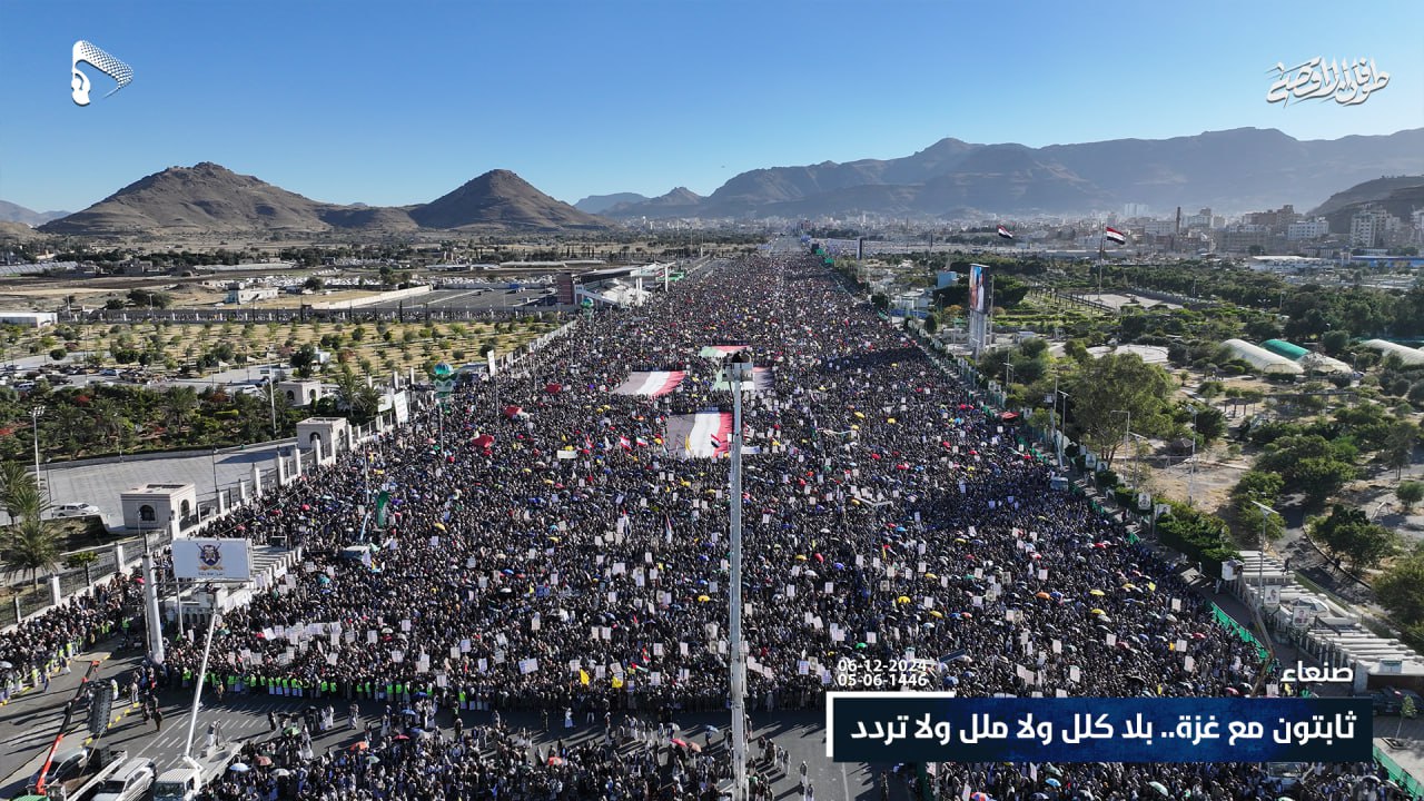 شاهد بالصور .. قبل قليل الطيران يحلق في سماء العاصمة صنعاء ويستهدف الحشود الجماهيرية العارمة التي خرجت إلى ميدان السبعين تضامنا