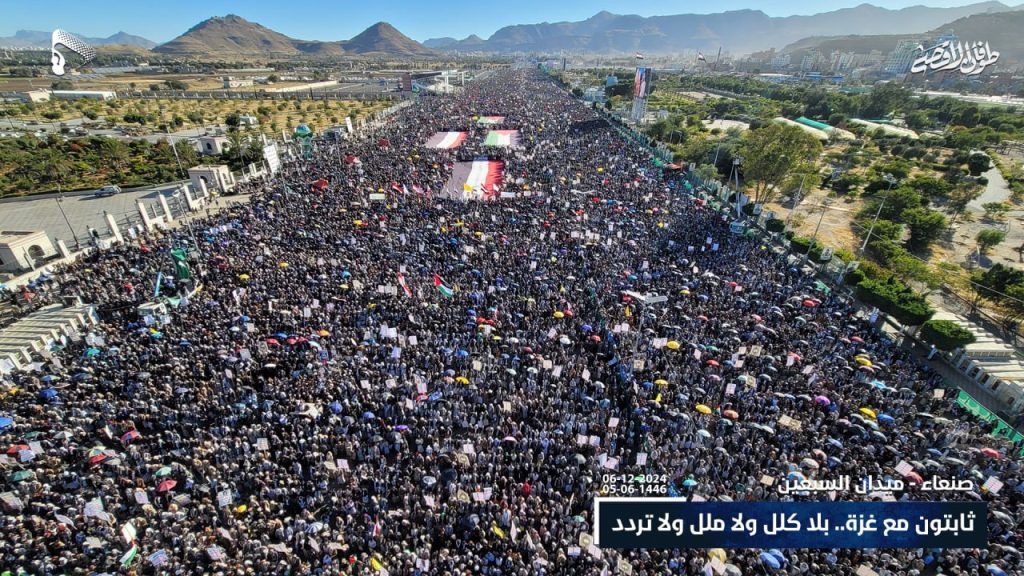 شاهد بالصور .. قبل قليل الطيران يحلق في سماء العاصمة صنعاء ويستهدف الحشود الجماهيرية العارمة التي خرجت إلى ميدان السبعين تضامنا