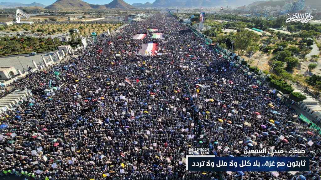 شاهد بالصور .. قبل قليل الطيران يحلق في سماء العاصمة صنعاء ويستهدف الحشود الجماهيرية العارمة التي خرجت إلى ميدان السبعين تضامنا