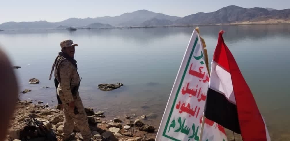 شاهد بالصور.. قوات الجيش واللجان ترفع علم اليمن على سد مأرب وتزيل أعلام العدو السعودي الإماراتي