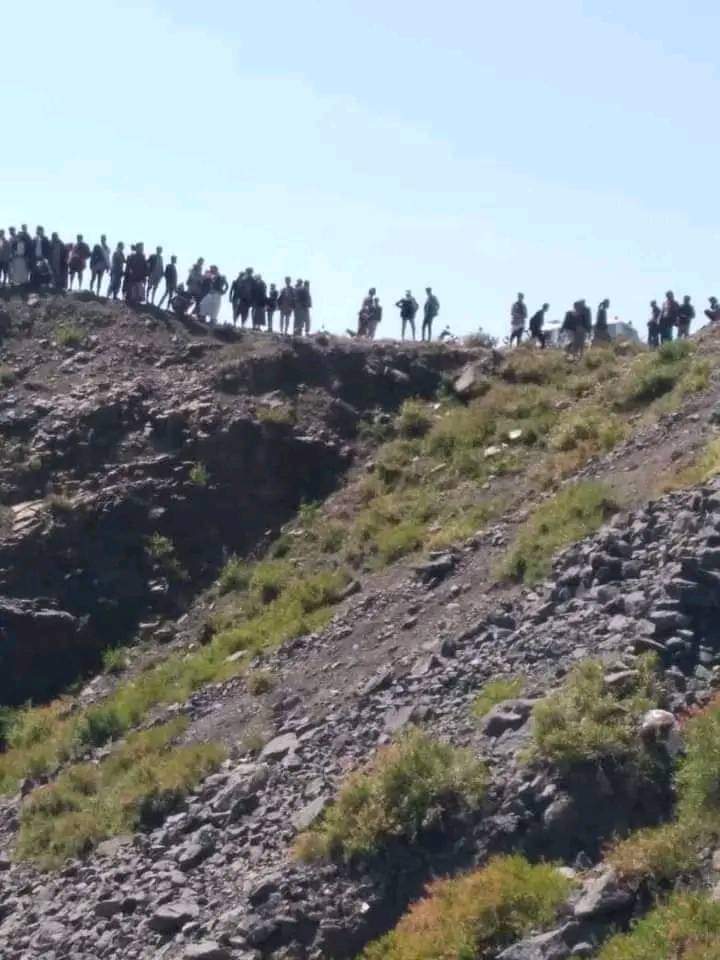 شاهد بالصور حادث مروري مروع سقوط سياره من منحدر جبلي شاهق أسفر عنه مقتل واصابة عدد من المواطنين بمديرية عتمه