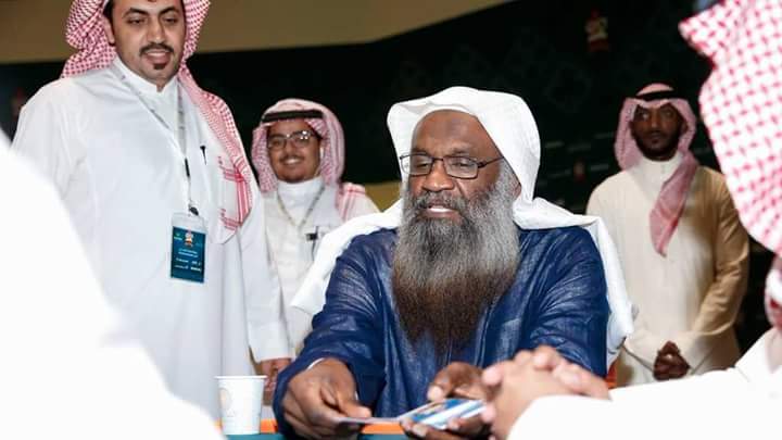 بالصور..من خطيب الحرم المكي الى لاعب بلوت!