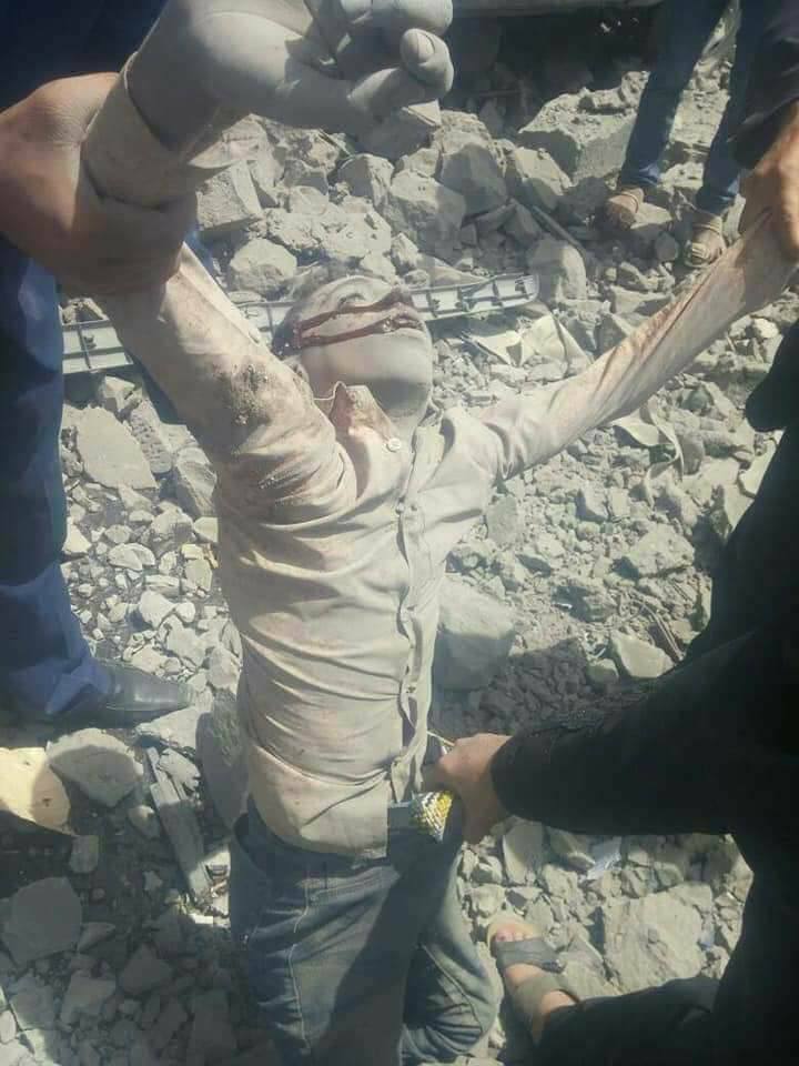 شاهد بالصور انتشال جثث القتلى والمصابين لقيادات من الصف الاول للحوثيين بغارات طيران العدوان لمكتب رئاسة الجمهورية
