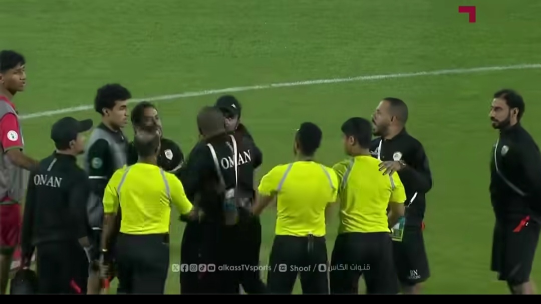 شاهد تدخل رجال الأمن عقب مبارة اليمن وعمان في نصف نهائي كأس الخليج بالسعوديه ..