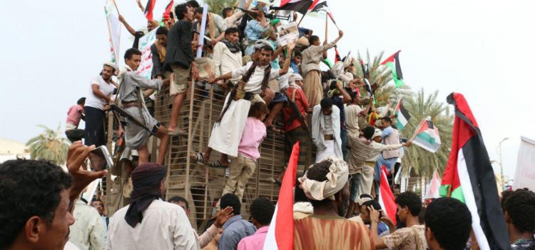شاهد الشي الغريب الذي ظهر في المسيرة الجماهيرية التي خرجت بمناسبة يوم القدس العالمي في الحديدة جعل المواطنين يتسابقون لإلتقاط الصور بجانبه؟؟